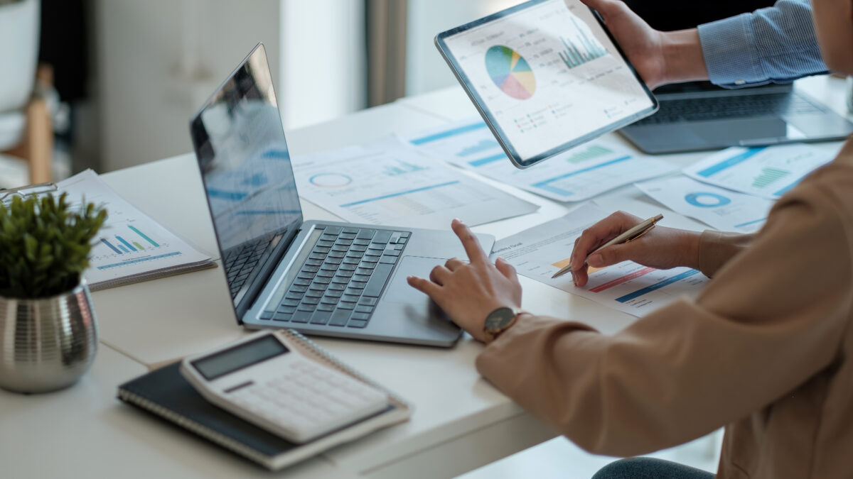 なぜ、あなたの会社だけが“生成AI”を使わずに、手作業を続けているのか？